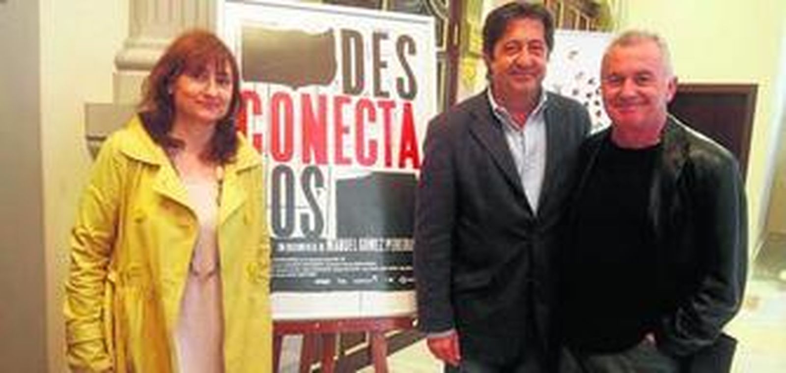 El director de cine Gómez Pereira y el cantante Víctor Manuel posaban ayer en el Echegaray junto al cartel del documental que presentaron.