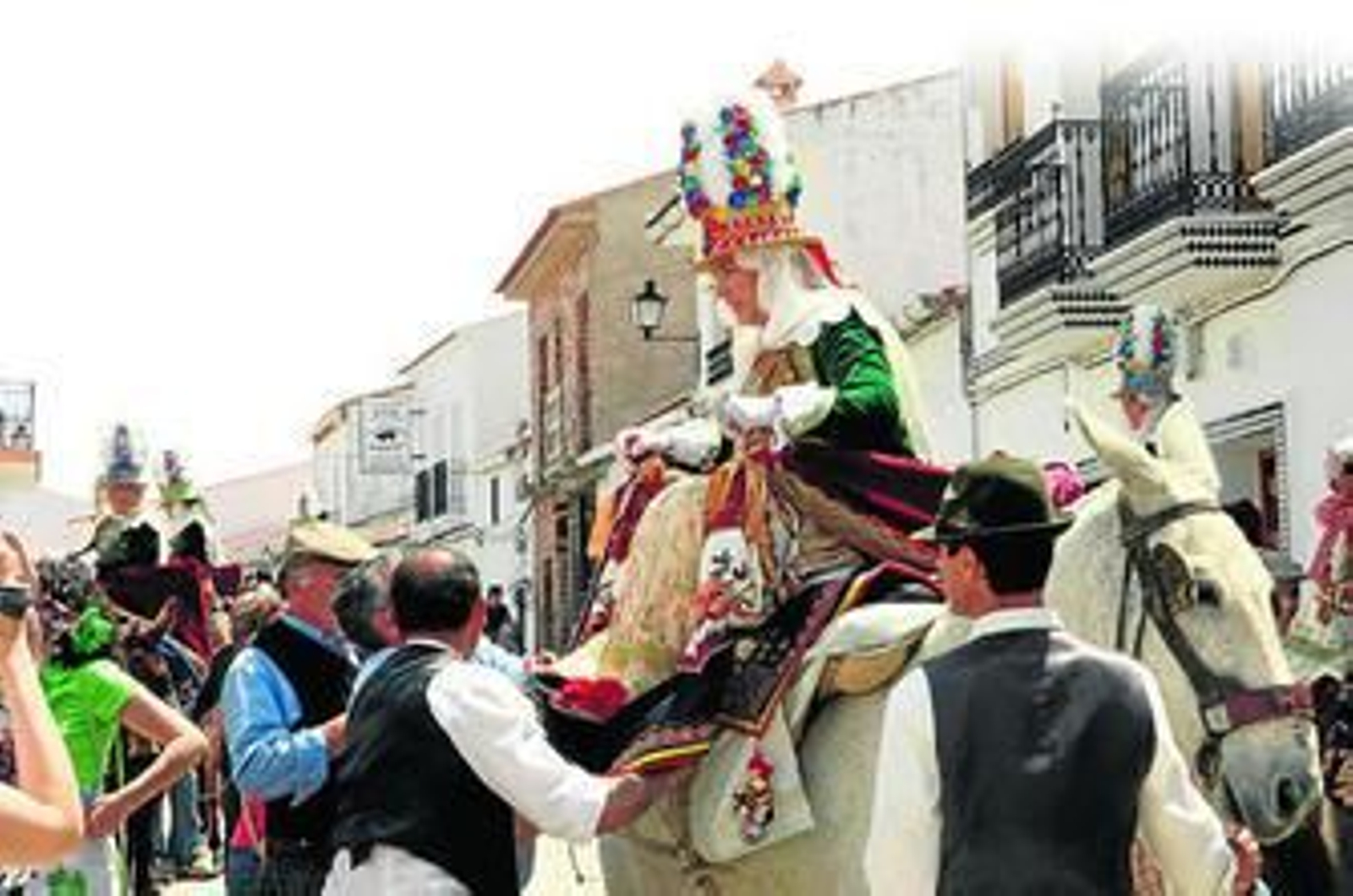 1. Impresionante panorámica del Castillo-Fortaleza de Sancho IV El Bravo de Cumbres Mayores. 2. El Monasterio de Santa Clara de Moguer cuenta con un gran número de defensores 3. El Dolmen de Soto de Trigueros es uno de los centros de interpretación neolítica más importantes de Andalucía 4. Las Danzas de Hinojales se remontan, según algunos estudios, a los celtas 5. La tradición gurumelera de algunos pueblos, como Paymogo, también estará presente en la gran final del concurso sobre las 7 Maravillas. 6. El conjunto de Castaño del Robledo 7. Preparación de las Cruces de Mayo en Alosno 8. La Mezquita de Almonaster la Real, en pleno corazón del Parque Natural de la Sierra de Aracena y Picos de Aroche.