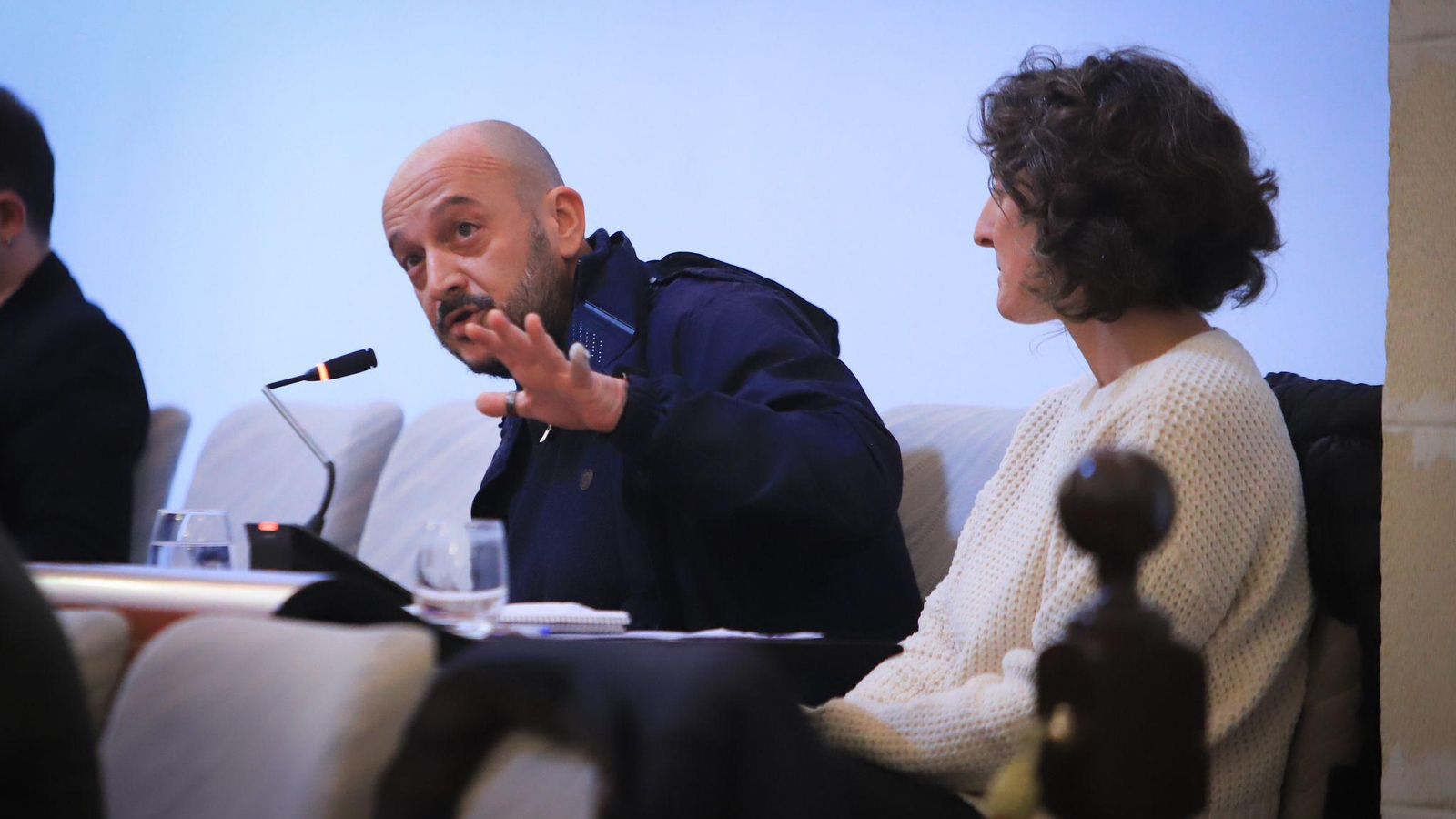 Raúl Ruiz-Berdejo y Kika González, durante el debate. Raúl Ruiz-Berdejo y Kika González, durante el debate.