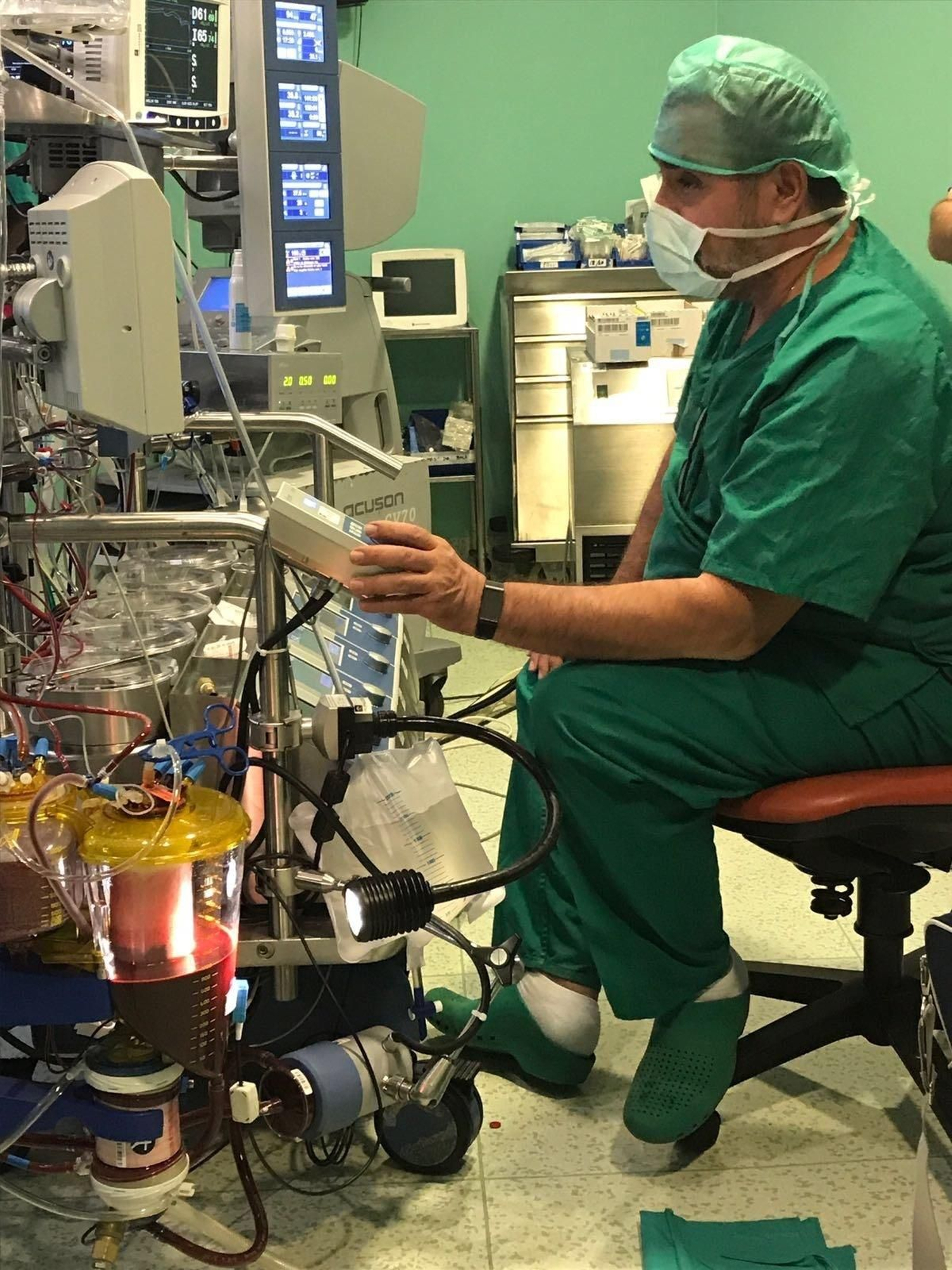 Carlos García Camacho en uno de los quirófanos de Cirugía Cardíaca del Puerta del Mar con la máquina de perfusión.