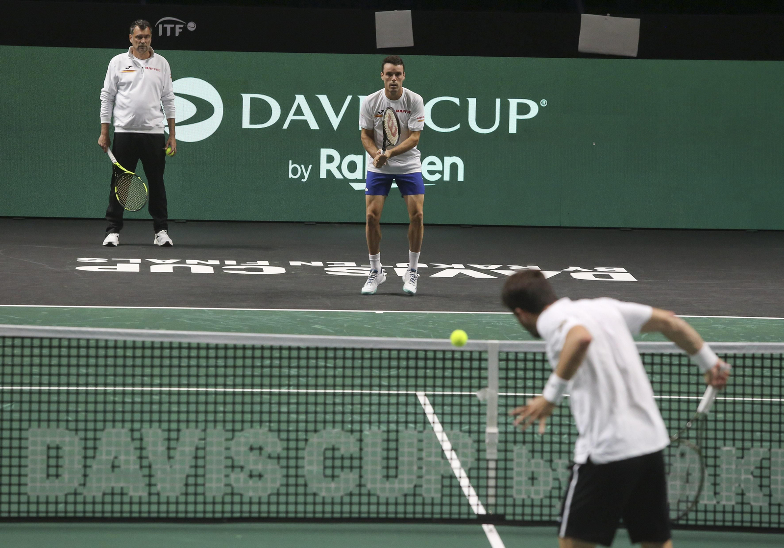 La metamorfosis del Carpena para la Copa Davis, con los jugadores sobre la pista ya