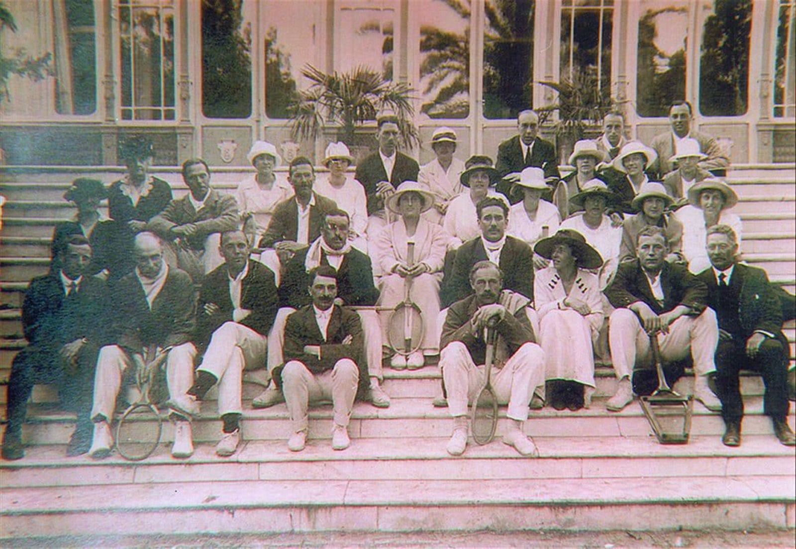 Jugadores que participaron en la Copa del Rey de Tenis en la edición de 1919, sentados en la escalera del desaparecido pabellón norte de la Casa Colón, antiguo Hotel Colón y primera sede del club.