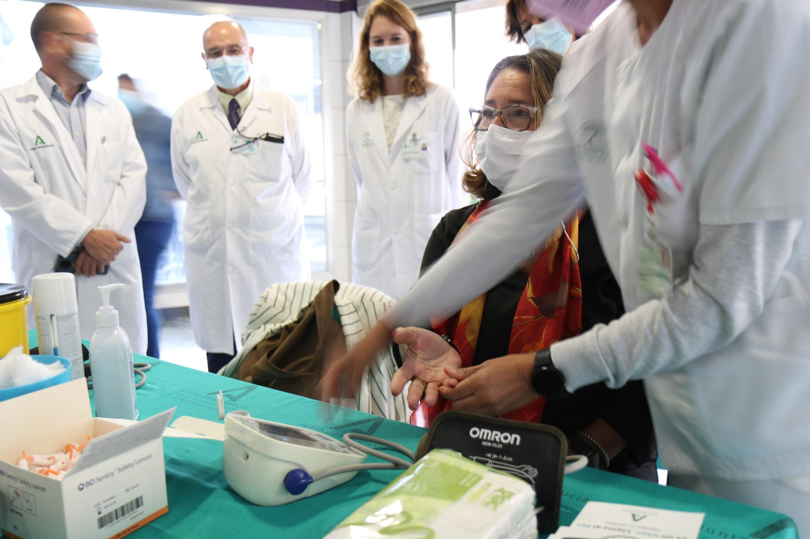 La delegada de Salud, Regina Serrano, durante la práctica de una de las pruebas realizadas en una de las mesa informativas en el Virgen del Rocío.