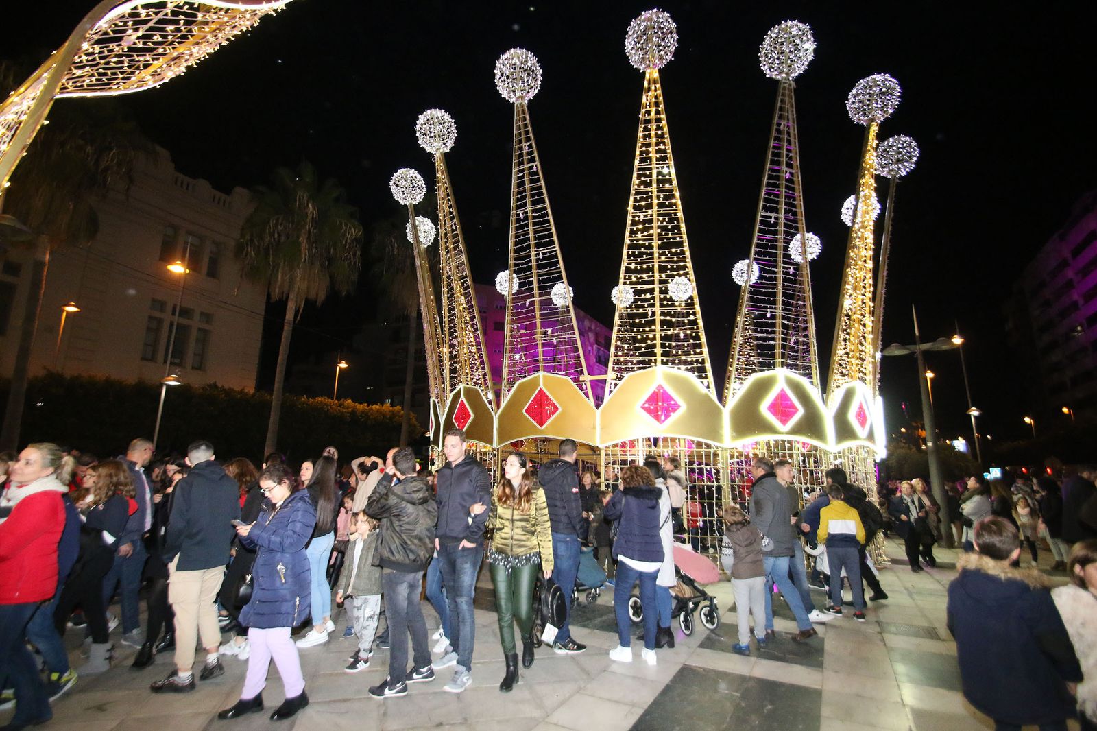 Las imágenes del encendido de las coronas de los Reyes Magos
