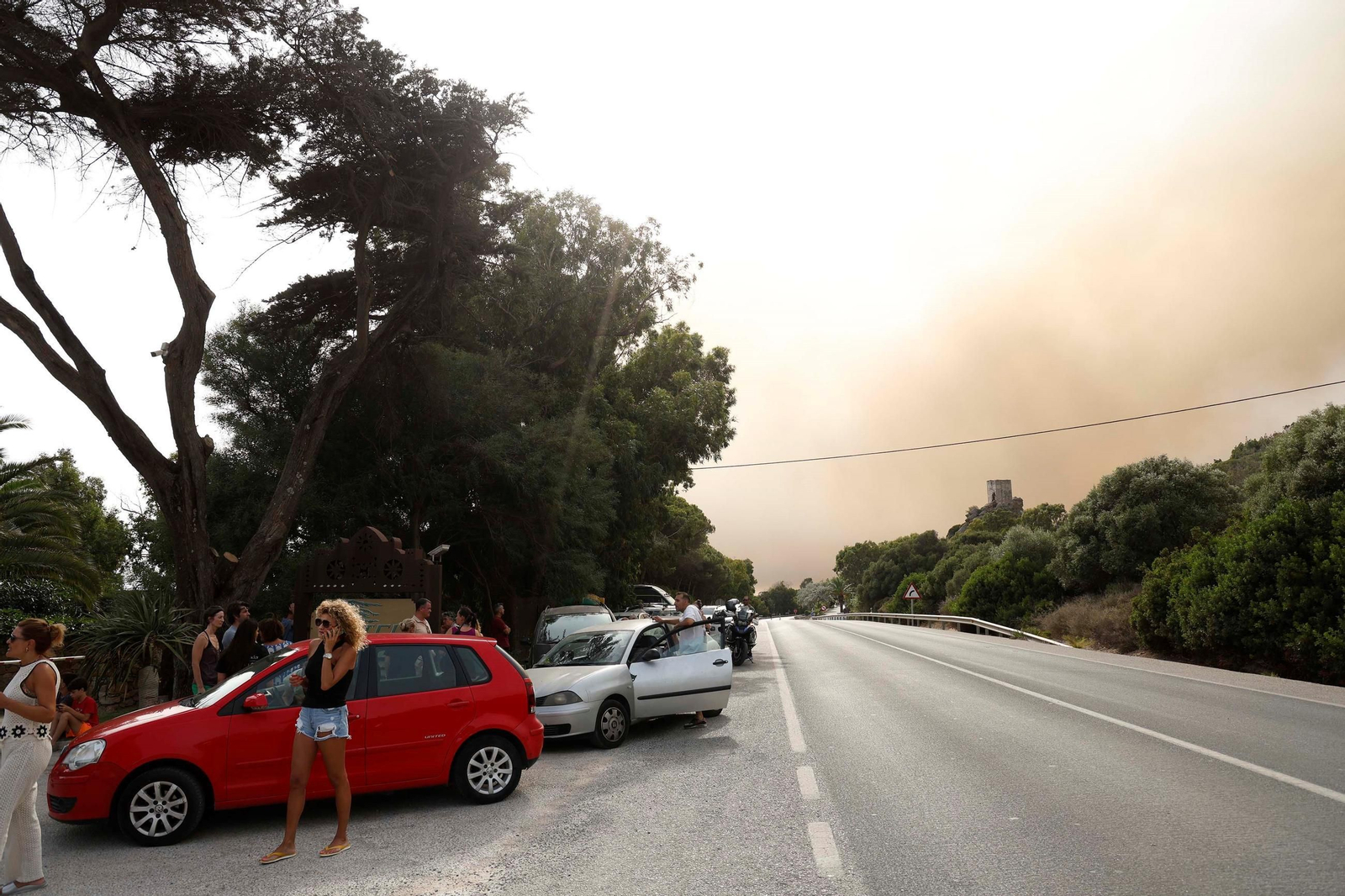 Las imágenes del incendio de Tarifa: más de un centenar de efectivos para controlar las llamas
