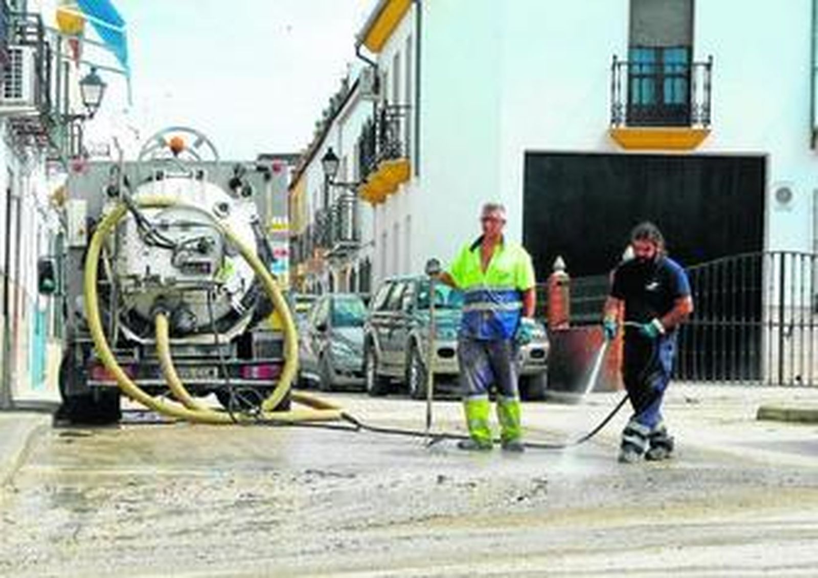 Limpieza que a día de hoy todavía se está realizando en las calles de Aguilar.