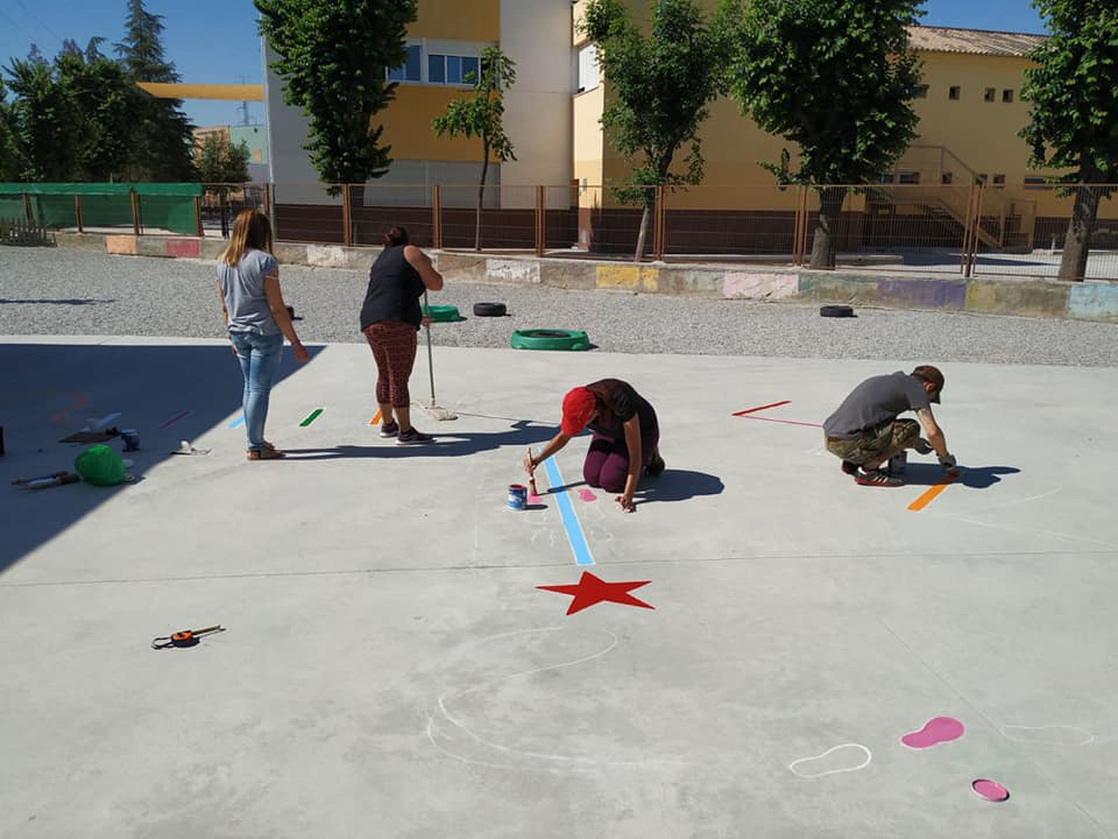 Los padres preparan el patio.