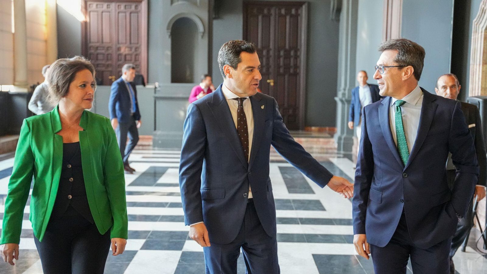 Fernández Parra junto a Juanma Moreno en una imagen de archivo.