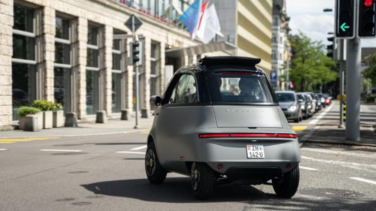 El Microlino es un cuadraciclo eléctrico "con espacio para dos adultos y tres cajones de cervezas".