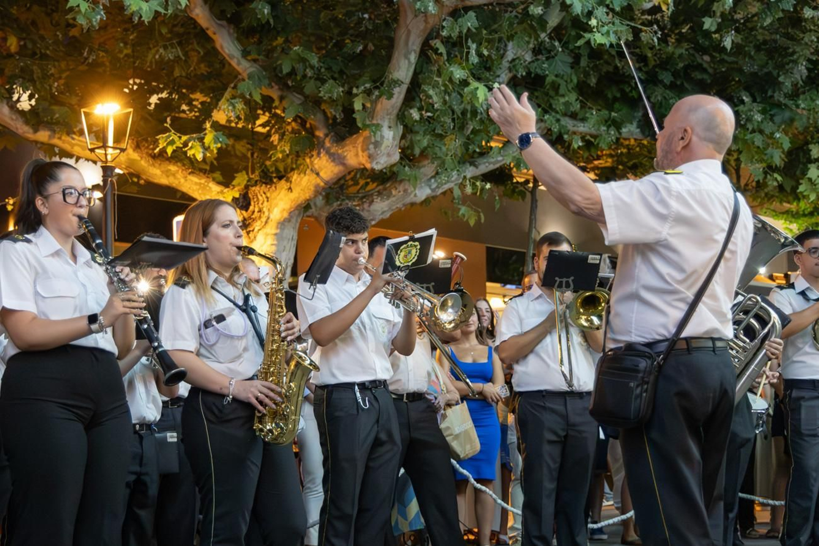 Pasacalles inaugural, fuegos artificiales e iluminación de la portada de feria y del recinto ferial de la Feria de San Bartolomé en Martos