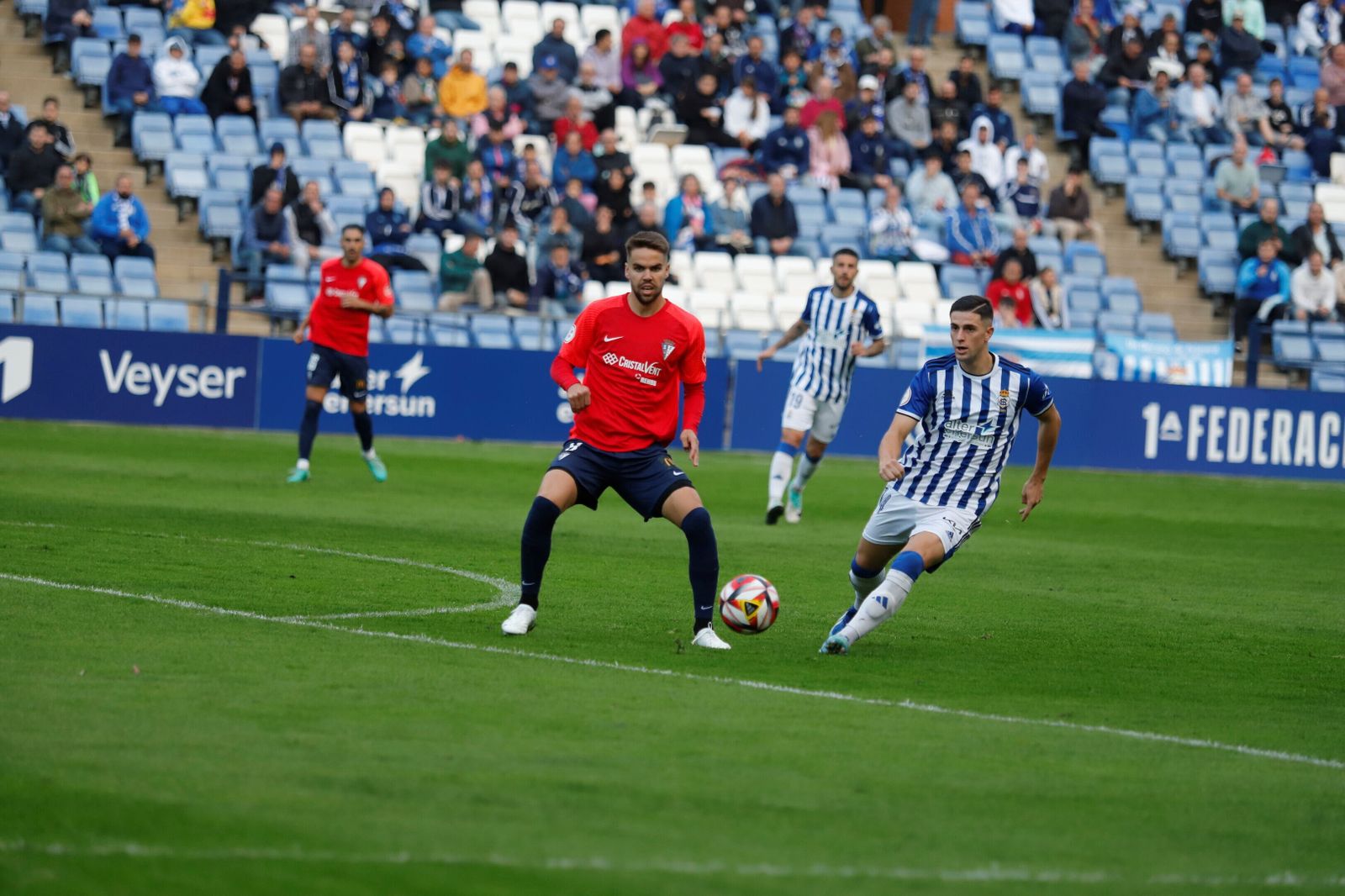 David del Pozo se dirige al esférico bajo la mirada de Dani Molina.