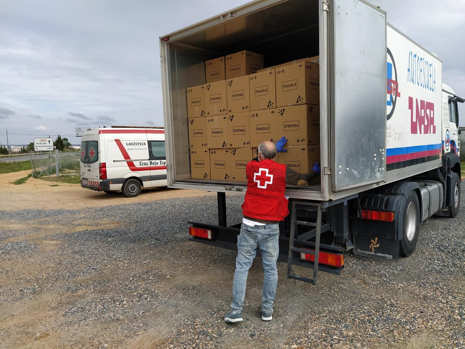 El camión con el material solidario para el reparto