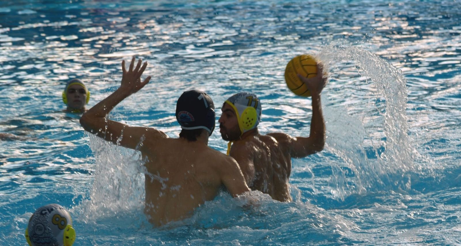 Esteban Rodríguez Navarro busca un disparo ante el CN Premiá.