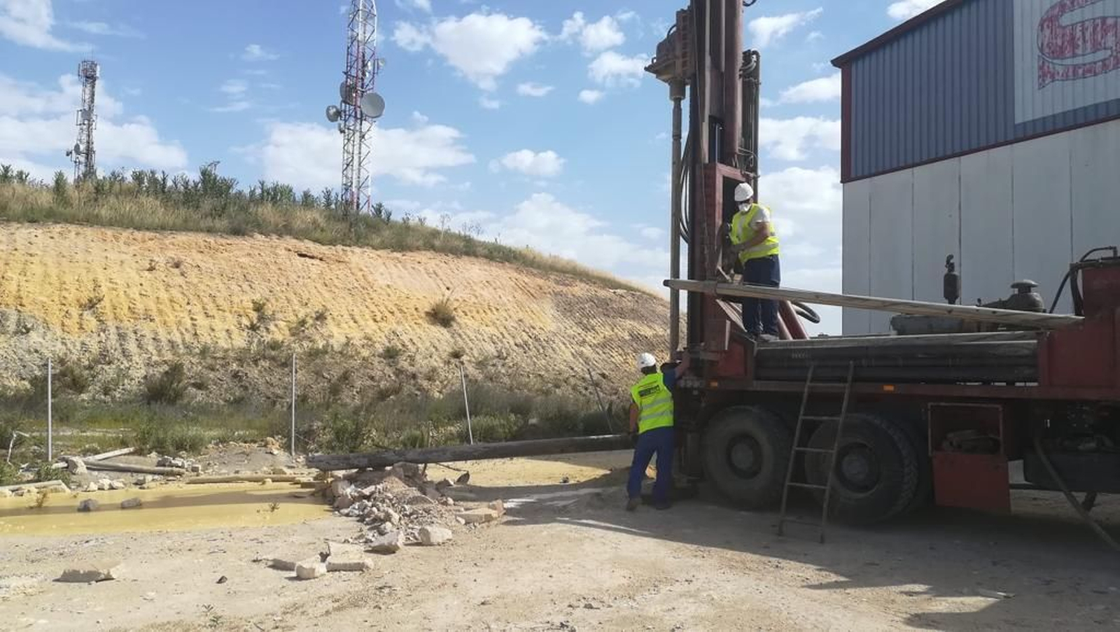 Obras del sondeo de prospección de agua para abastecer a Fuente de Piedra. Obras del sondeo de prospección de agua para abastecer a Fuente de Piedra.