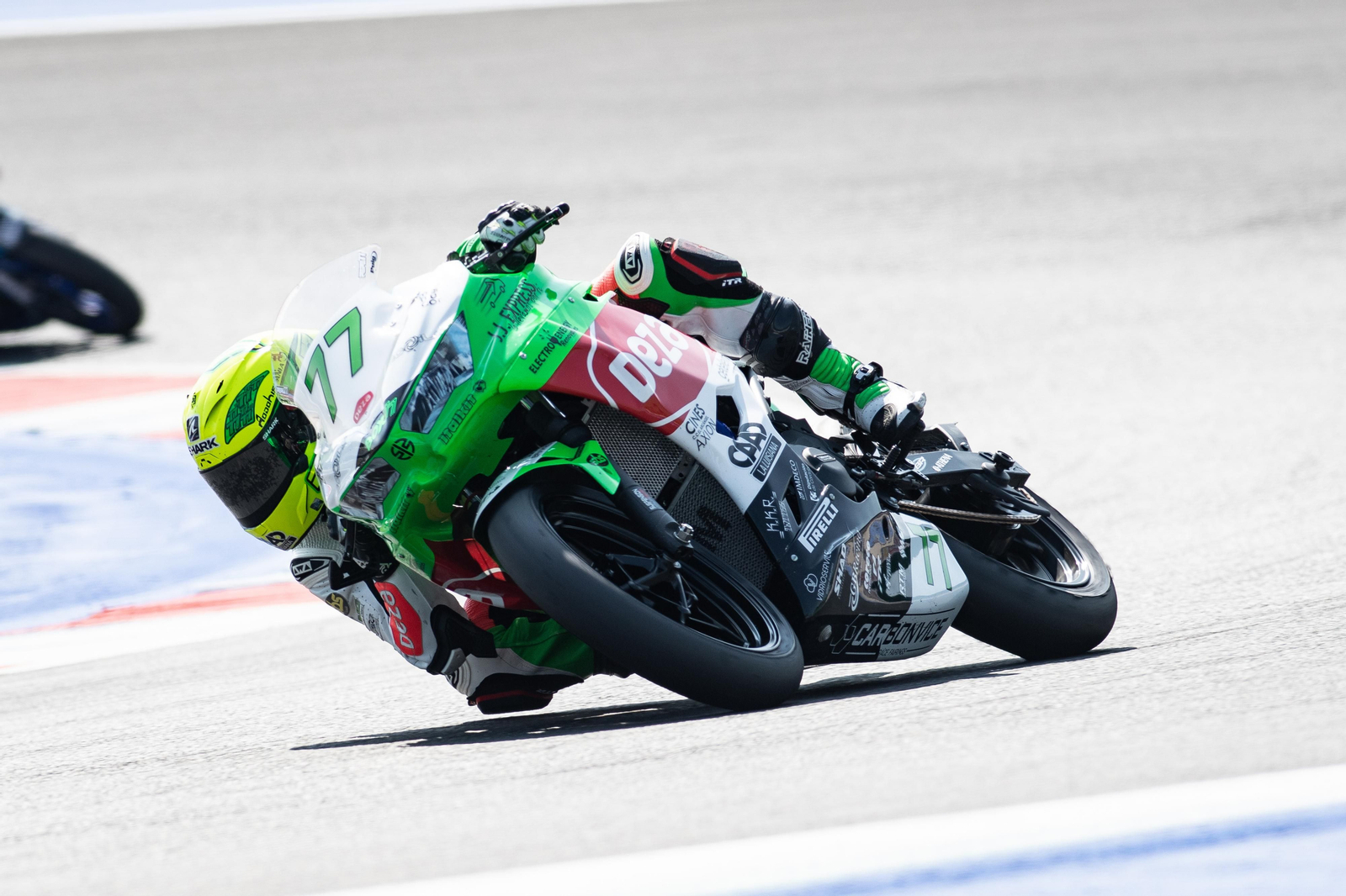 Pepe Osuna traza una curva en Misano.