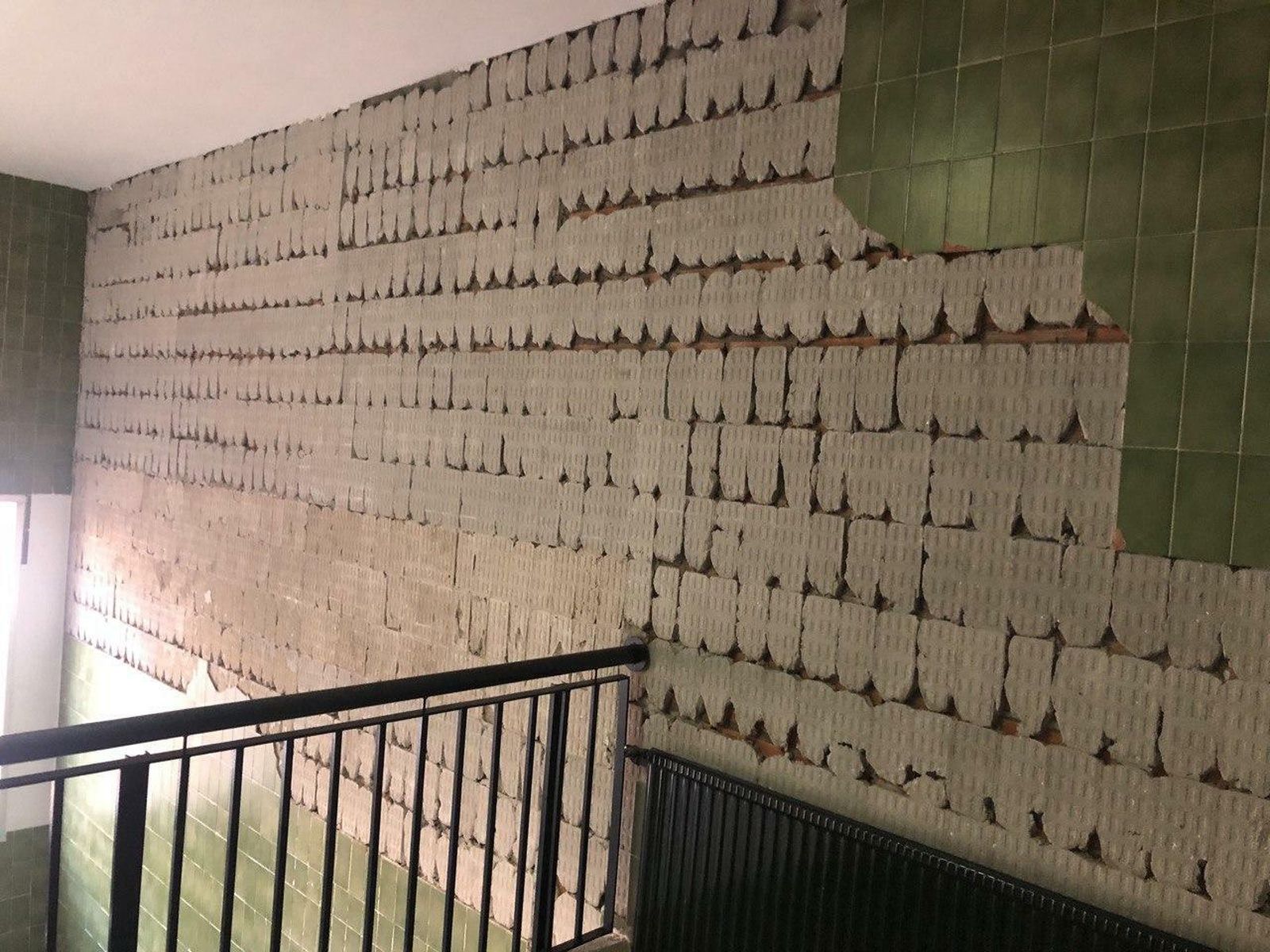 Una de las paredes del IES Tartessos en la que se han desprendido los azulejos.