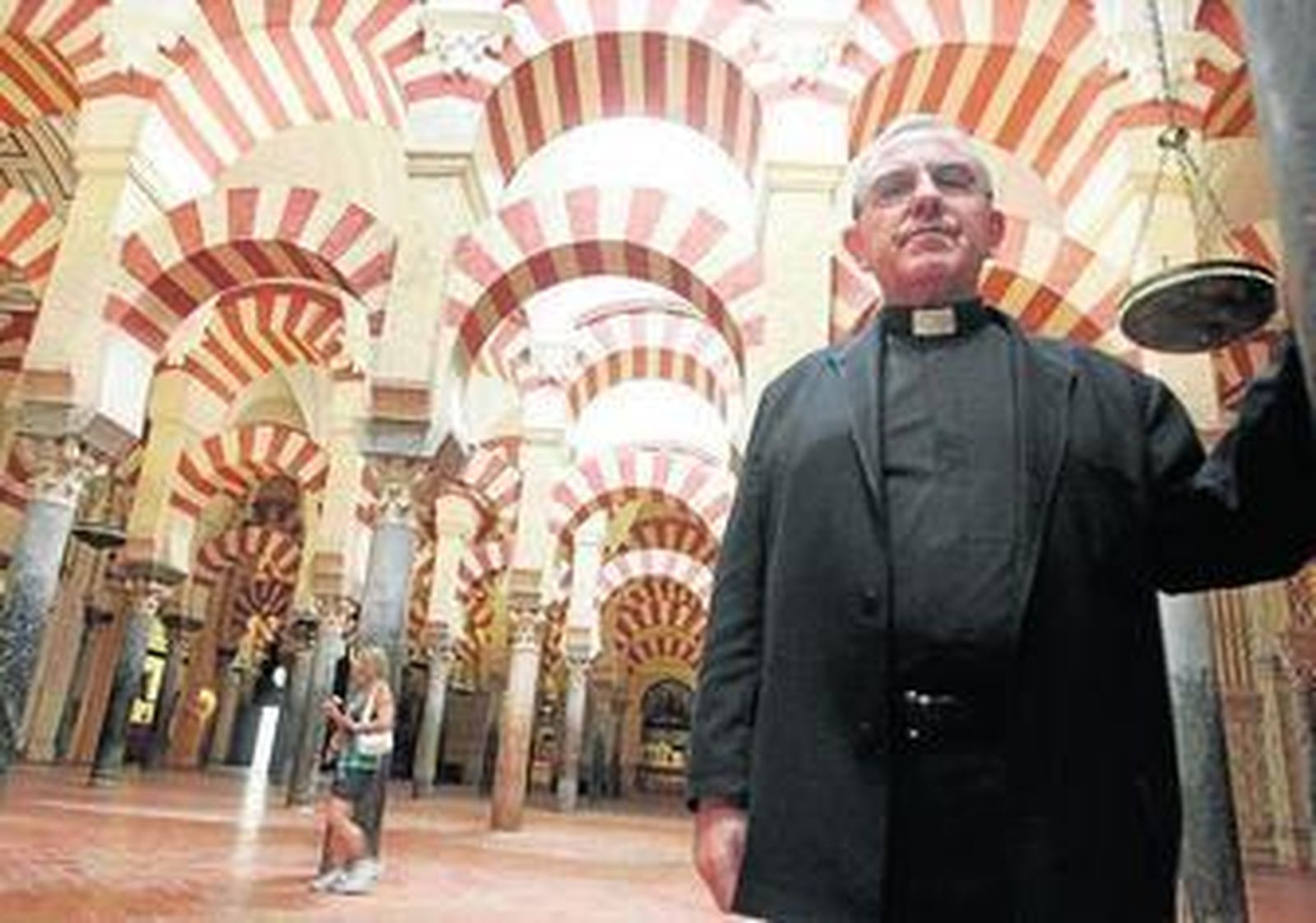 El deán presidente del Cabildo, Manuel Pérez Moya, en el interior de la Catedral.