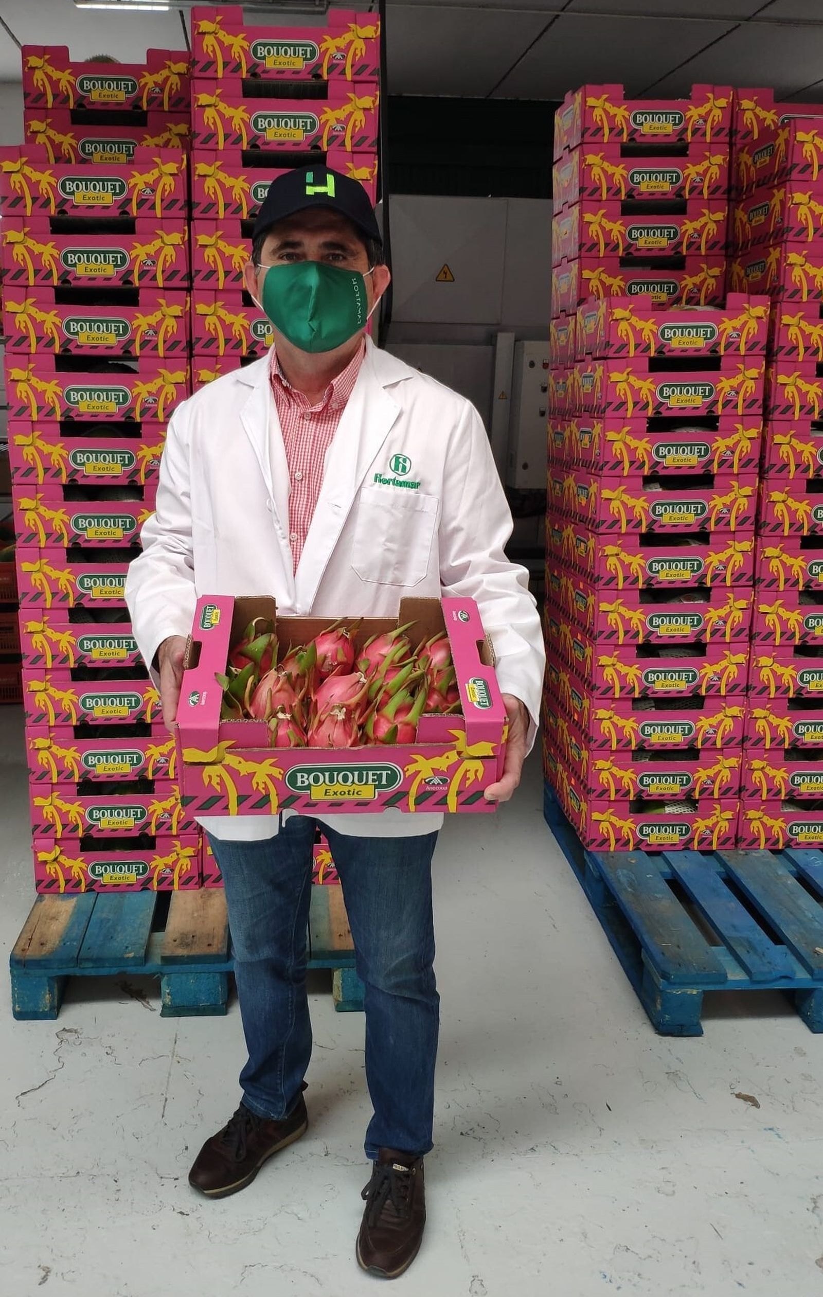 El presidente Hortamar, José Miguel López Cara, con parte de la producción de pitihaya