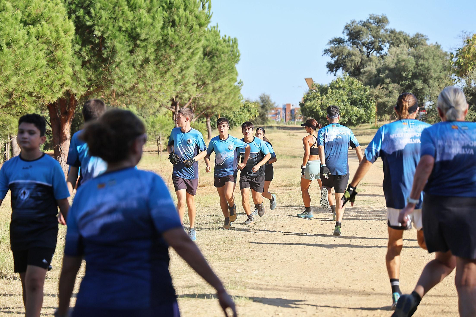 Imágenes de un entrenamiento de marcha nórdica del CD Multideportes
