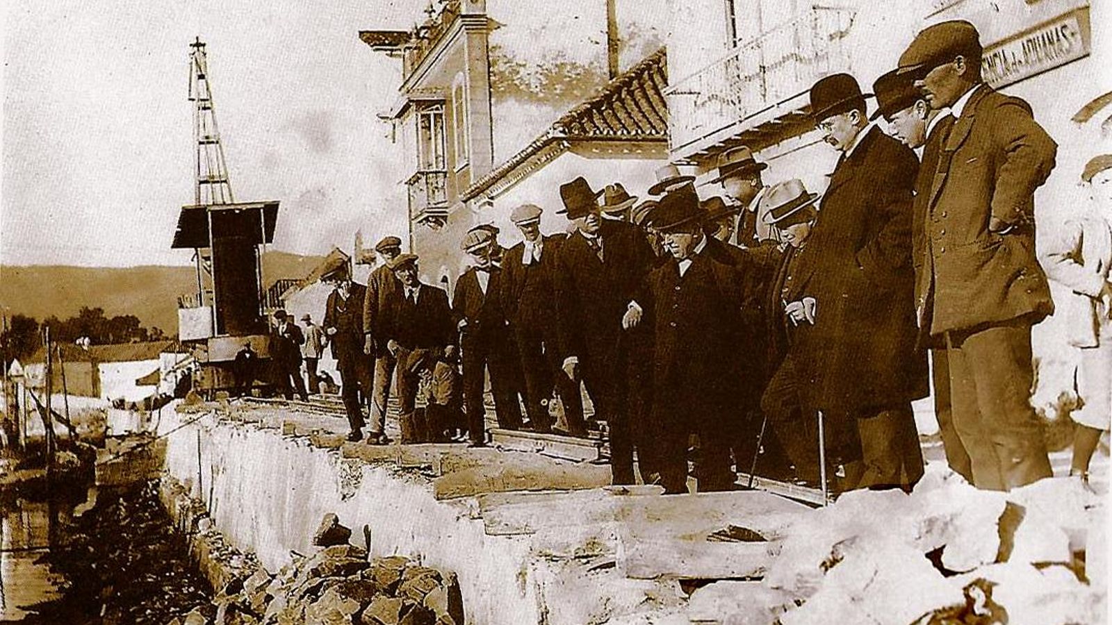 Visita del Director General de Obras Públicas a las obras que se estaban realizando en el cauce del río de la Miel, año 1919.