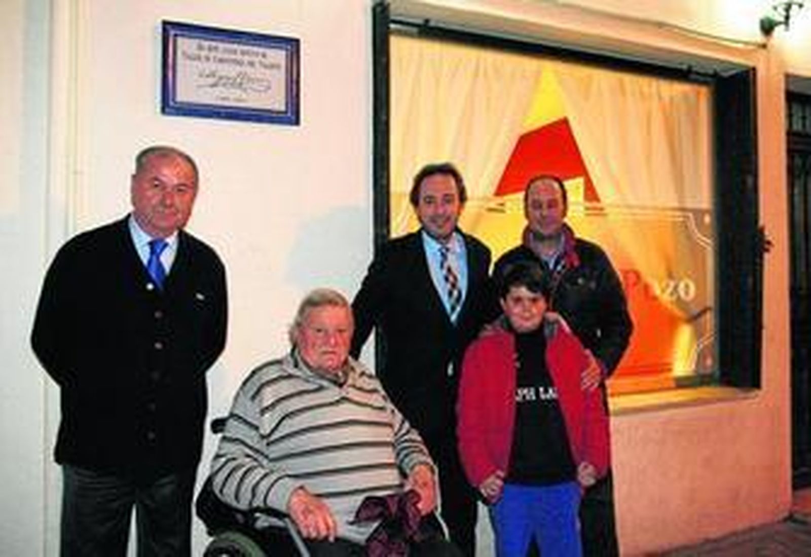 La placa conmemorativa de Miguel Hierro se descubrió ayer en el Mesón del Pozo, donde estuvo su taller.