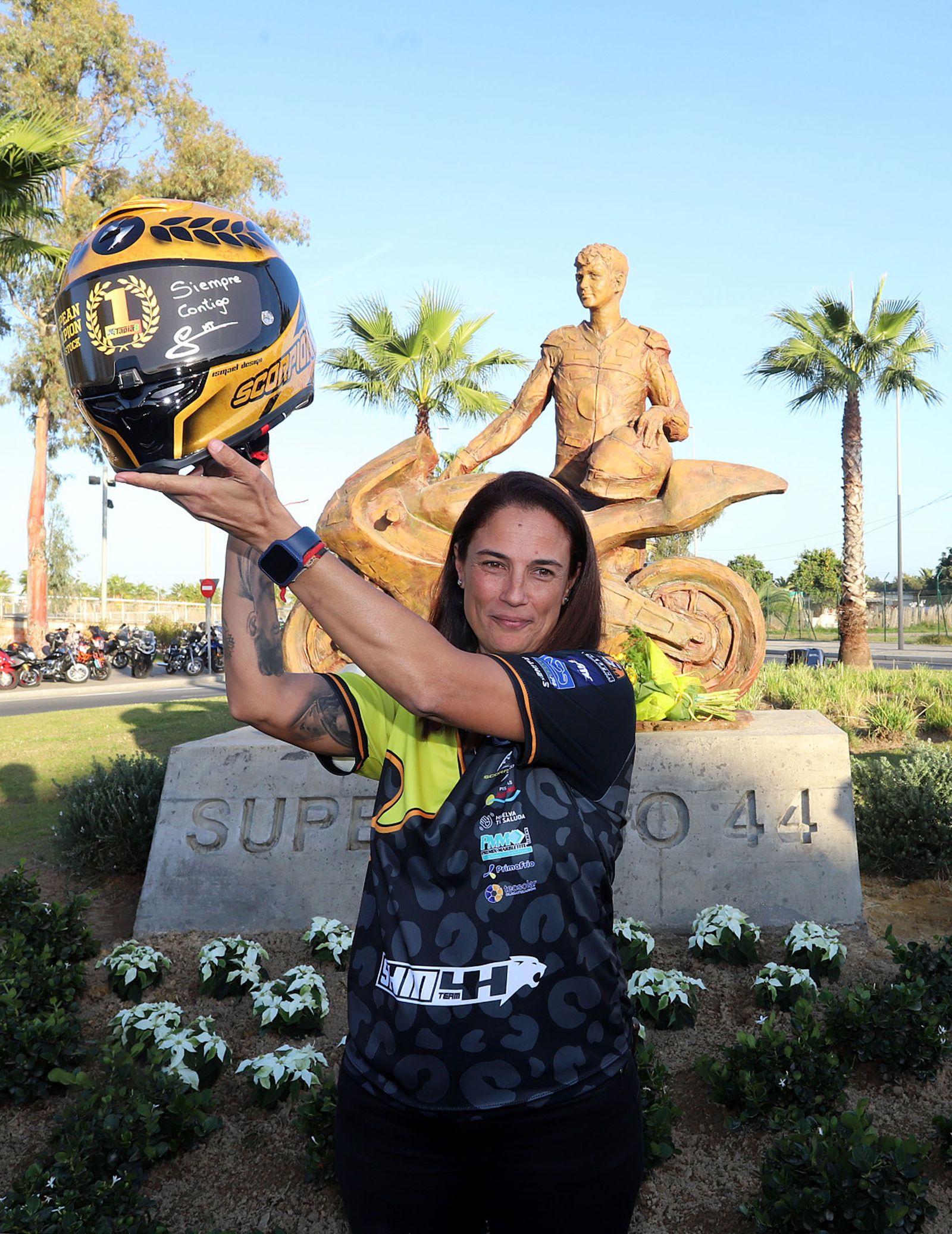 Imágenes del monumento a Súper Hugo en la rotonda frente al Nuevo Colombino