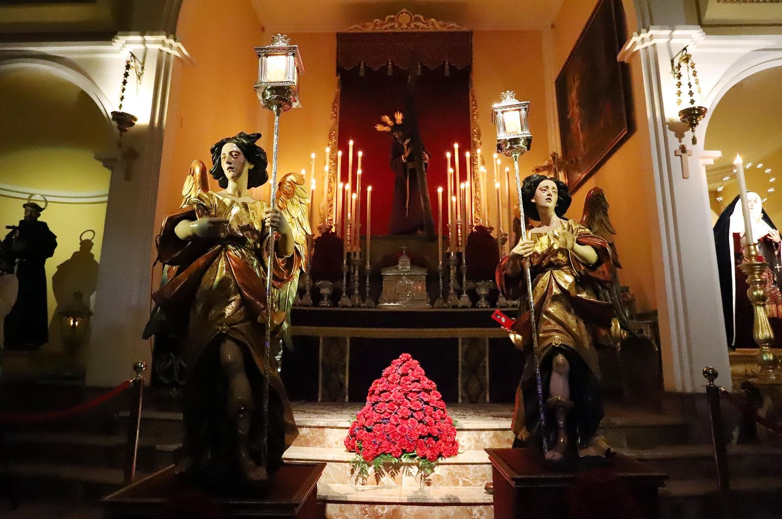 Imágenes de la presentación de dos ángeles ceriferarios en la Hermandad del Calvario