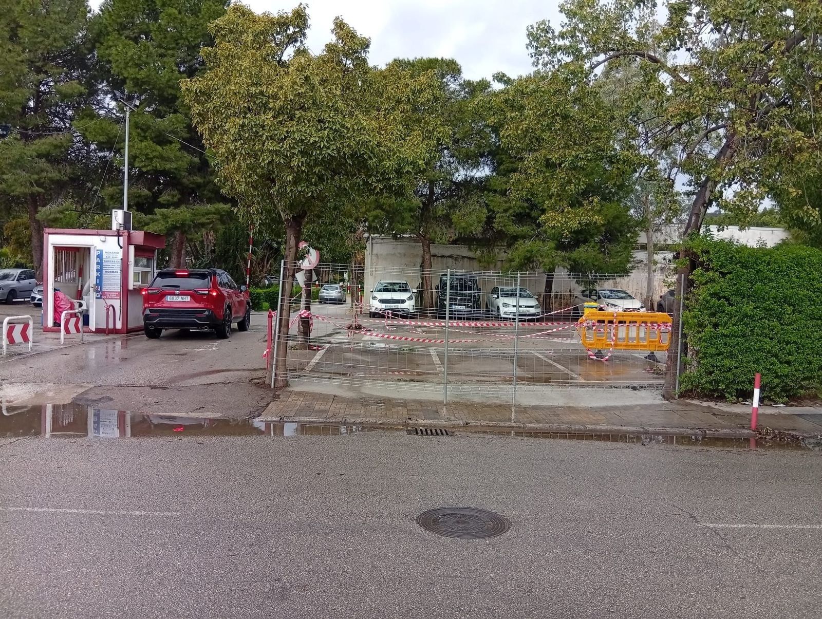 El acceso al aparcamiento del Hospital Civil