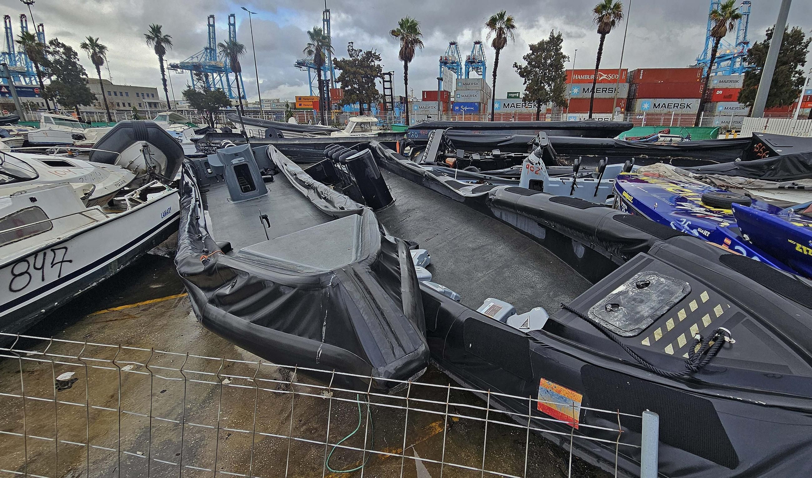 Fotos del hacinamiento de narcoembarcaciones requisadas en el Puerto de Algeciras