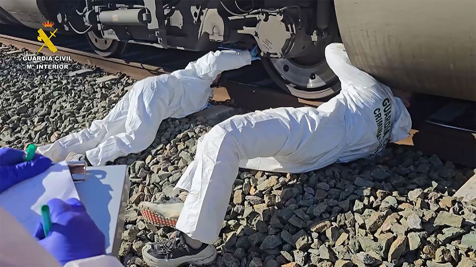 El equipo de criminalística de la Guardia Civl inspecciona las ruedas del vagón 6 de Iryo.