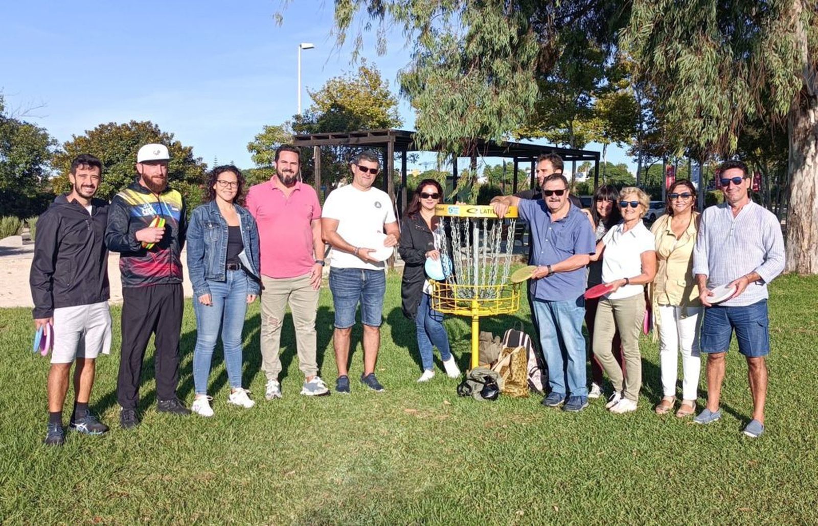 Posado de los participantes en el disc golf.
