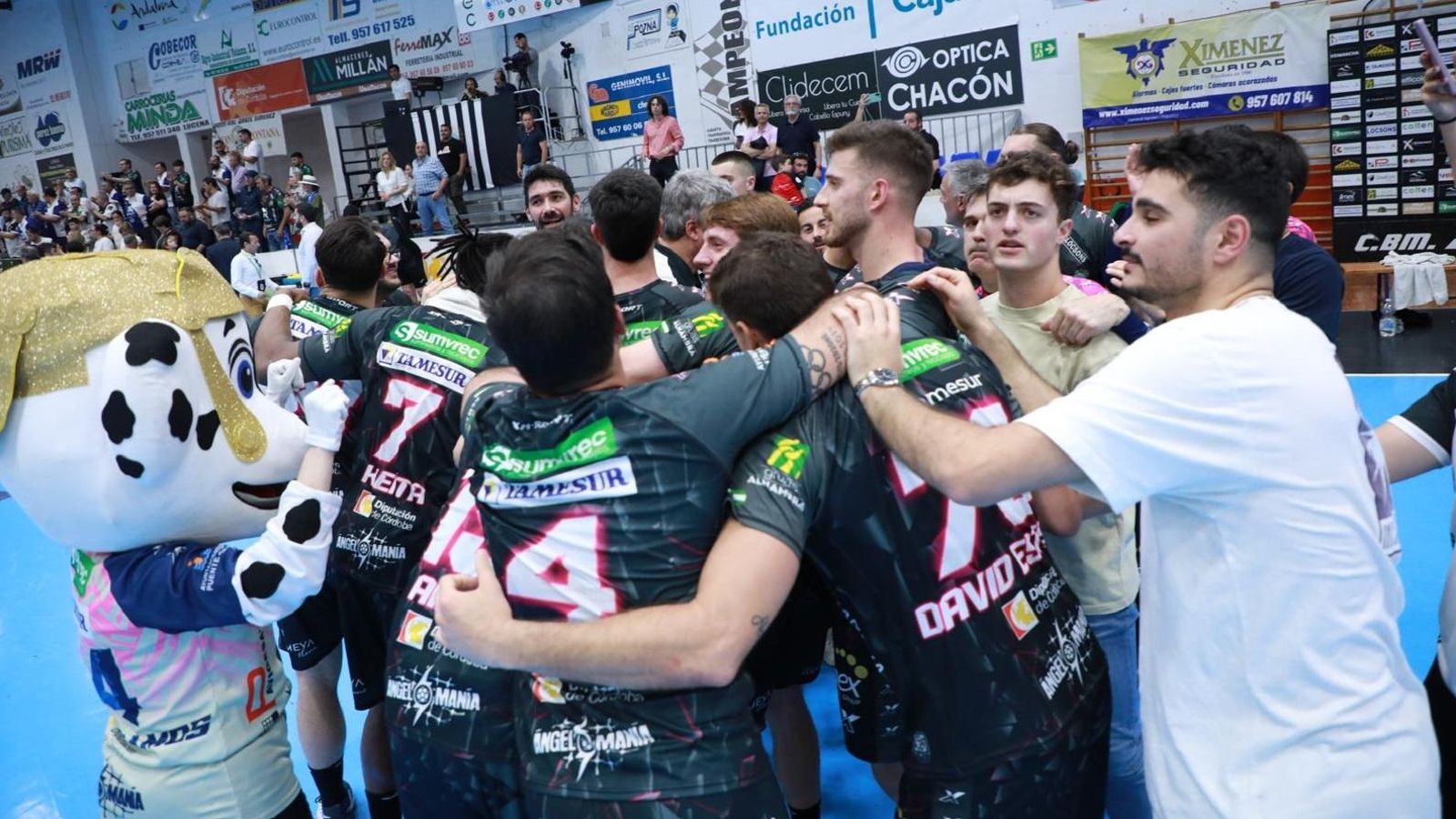 Los jugadores del Ángel Ximénez celebran su triunfo ante el Cuenca.