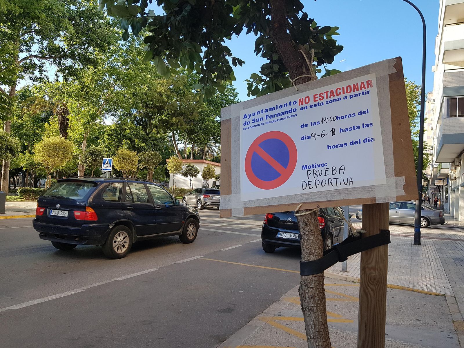 Carteles que señalan las restricciones para estacionar en el Parque por la carrera Carmona Páez.