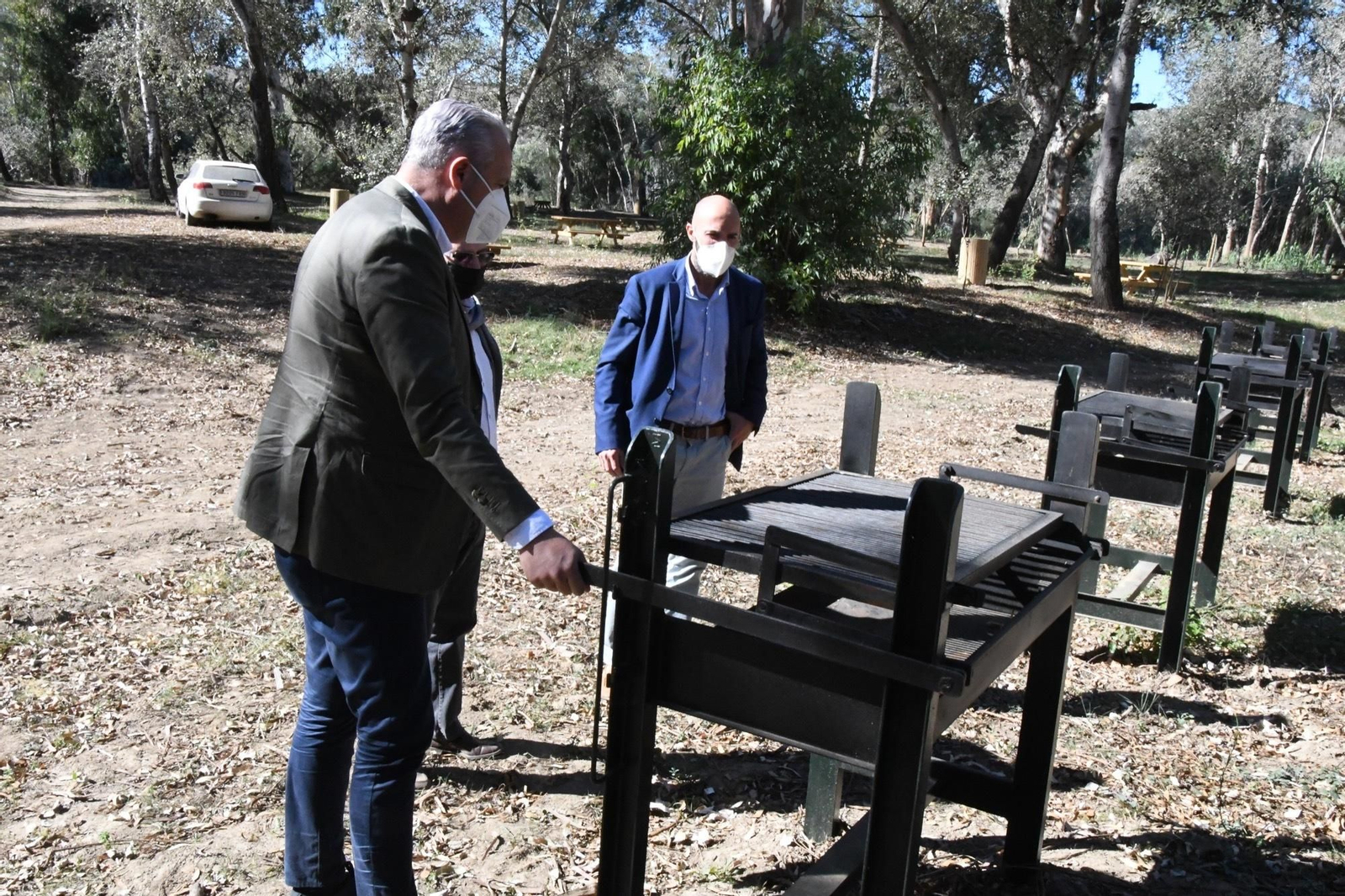 Ruiz Boix y Ordóñez, junto a una de las barbacoas.