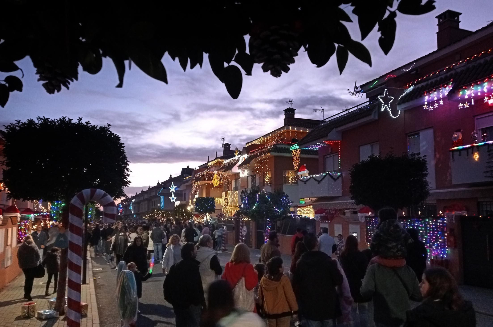 Imágenes de la calle del Grinch de Corrales, Huelva