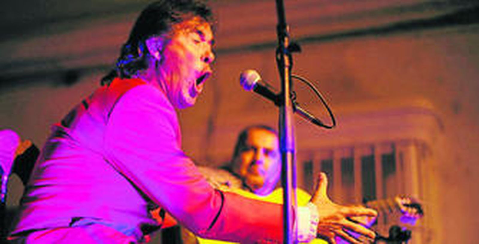 1. Antonio Puerto, junto a Rafael Romero, ofrece todo su arte durante la actuación en la calle Las Cortes. 2. Carmen La Tico y José Manuel Gómez hicieron vibrar al público de La Ermita. 3. Joaquín de Sola actuó sobre las escalinatas del Mercado Central. 4. Montero Glez, en la presentación de su libro 'Huella jonda del héroe'. 5. La Cadena Ser retransmitió su programa 'Eco y Compás' ayer desde la peña Camarón. 6. Maita Venda Cá se atrevió en un centro del Mercado Central repleto de gente.  /fotos: Rioja /Elías Pimentel.