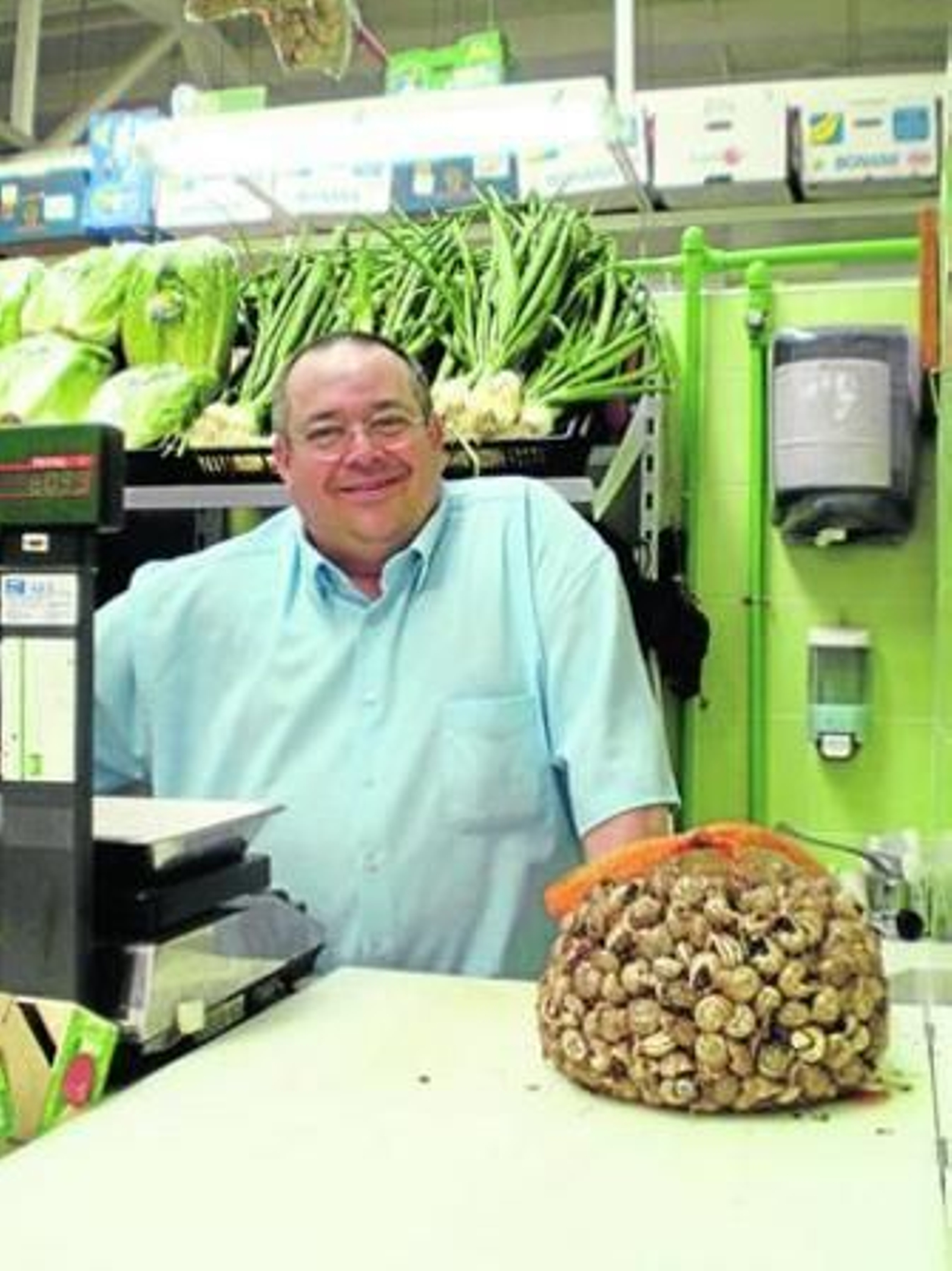 Manuel Sánchez vende caracoles en el Mercado Central.