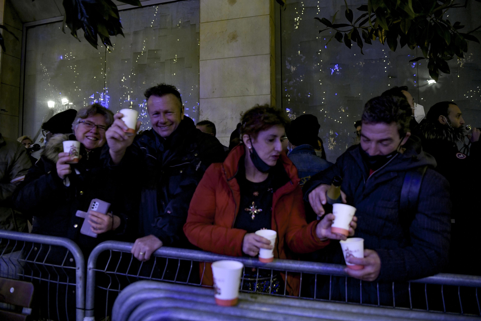 Así fue la Nochevieja 2021 en Granada, en imágenes: uvas en una Plaza del Carmen vallada y ambiente de fiesta en la calle