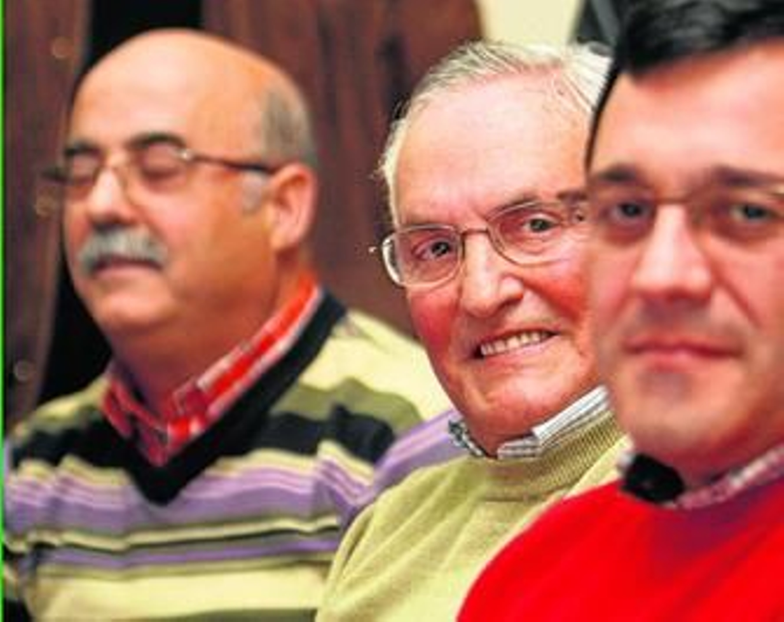 Vela, en el centro, tras la asamblea que ayer celebraron los hosteleros.