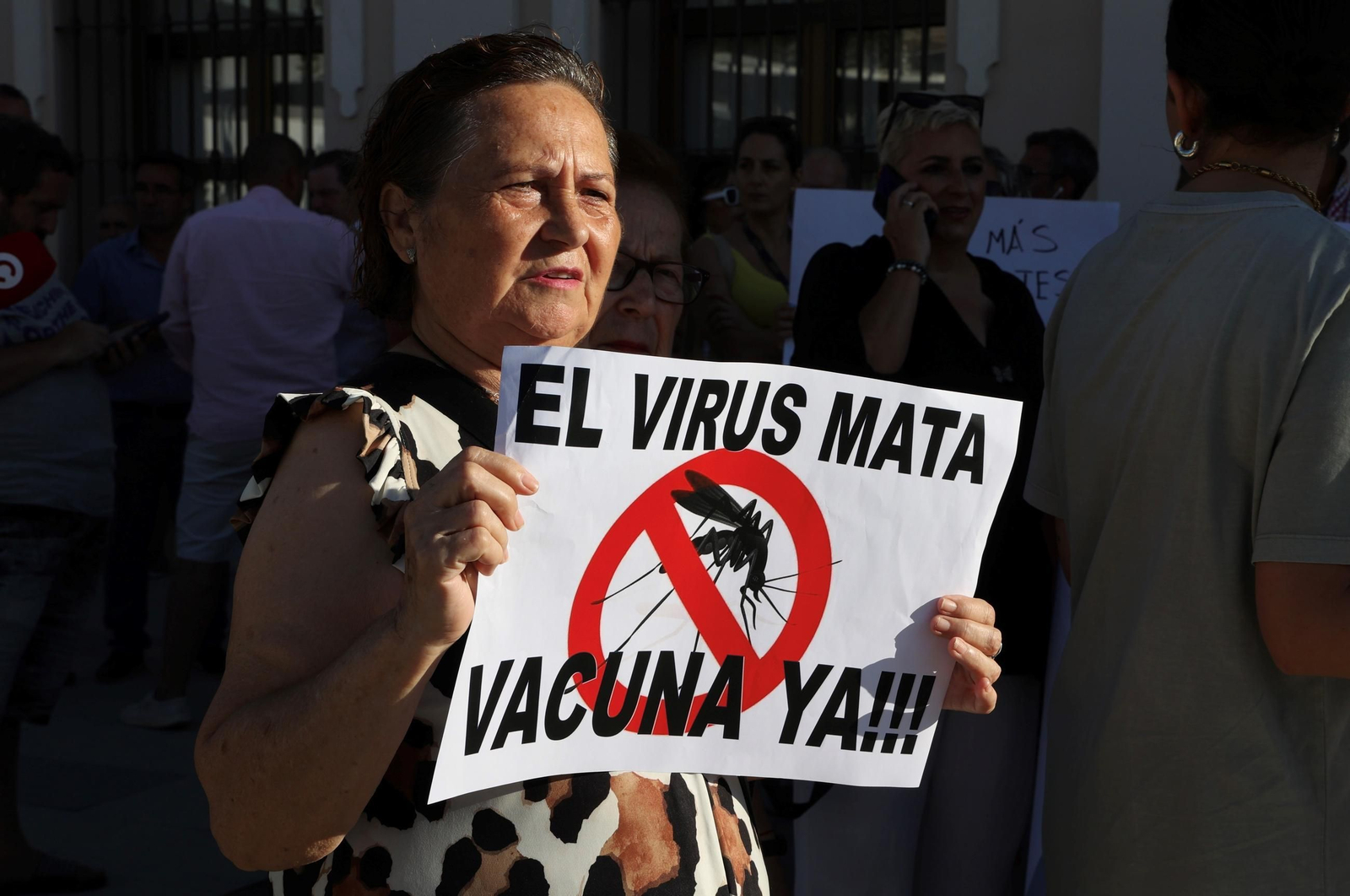Una mujer con una pancarta en una concentración contra el virus del Nilo en Isla Mayor, en Sevilla.