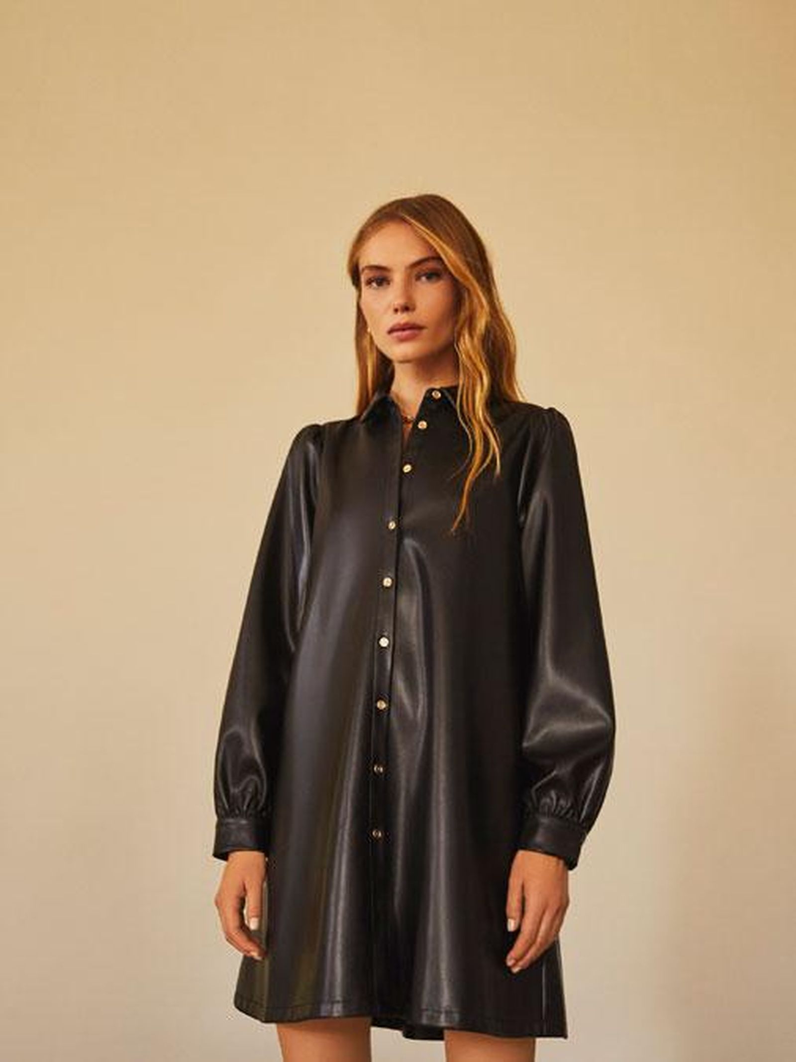 Vestido efecto piel de Lefties.