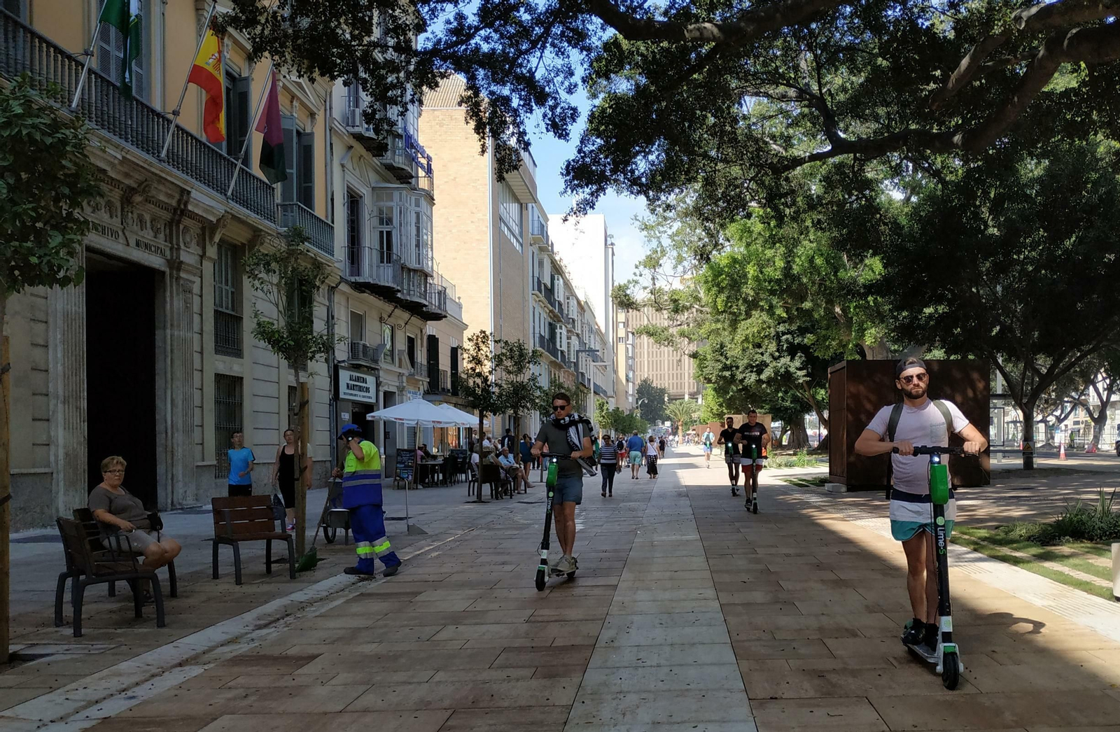 Varios usuarios de patinete eléctrico circulando por el lateral sur de la Alameda Principal.