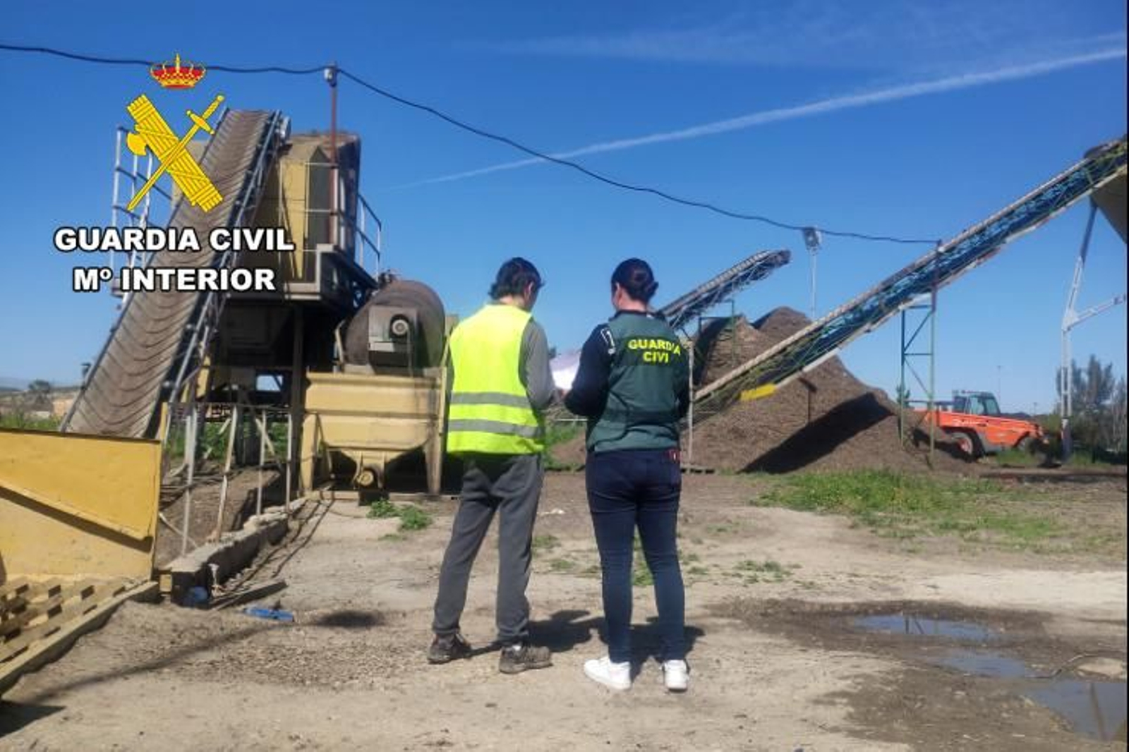 Agentes de la Guardia Civil inspeccionan una de las almazaras investigadas.