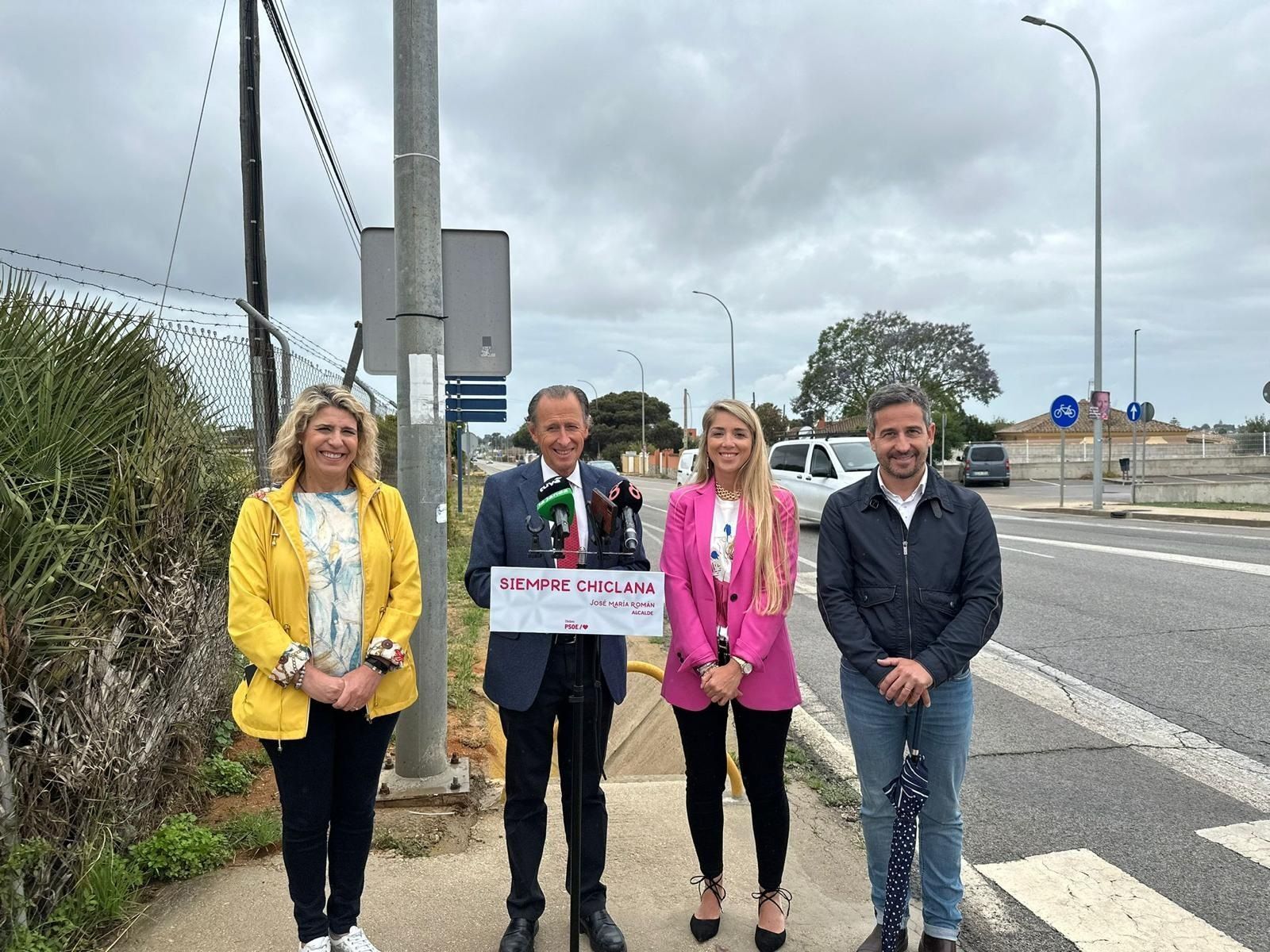 El alcalde y candidato a la reelección, José María Román, junto a otros miembros de la lista del PSOE en la rotonda de El Florín.