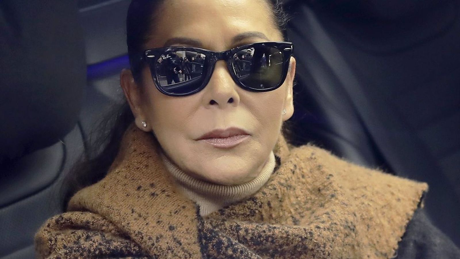 Primer plano de Isabel Pantoja, montada en su coche.