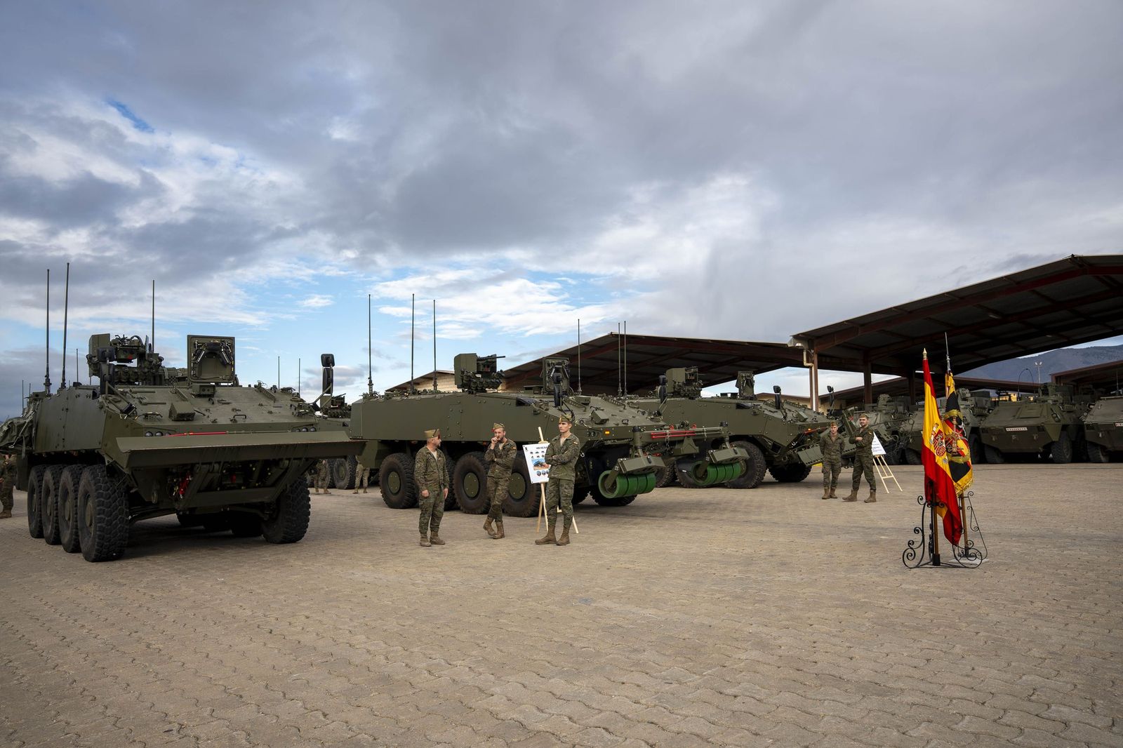 Margarita Robles entrega en Viator los primeros vehículos 8x8 ‘Dragón’ al Ejército de Tierra