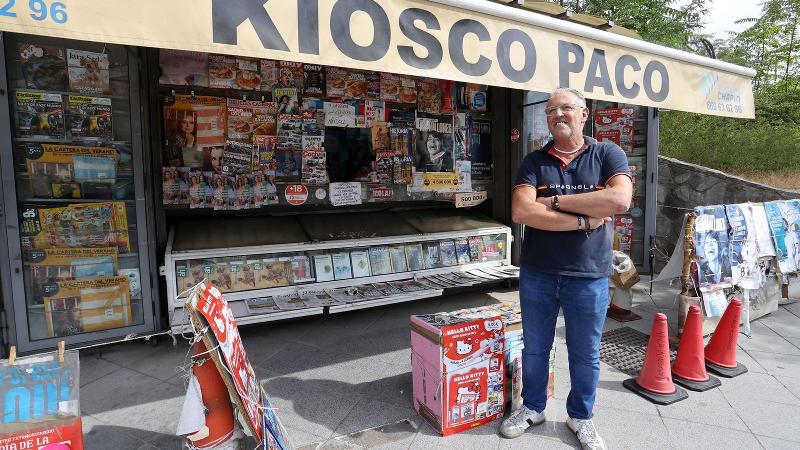 Paco posa junto a su kiosco.