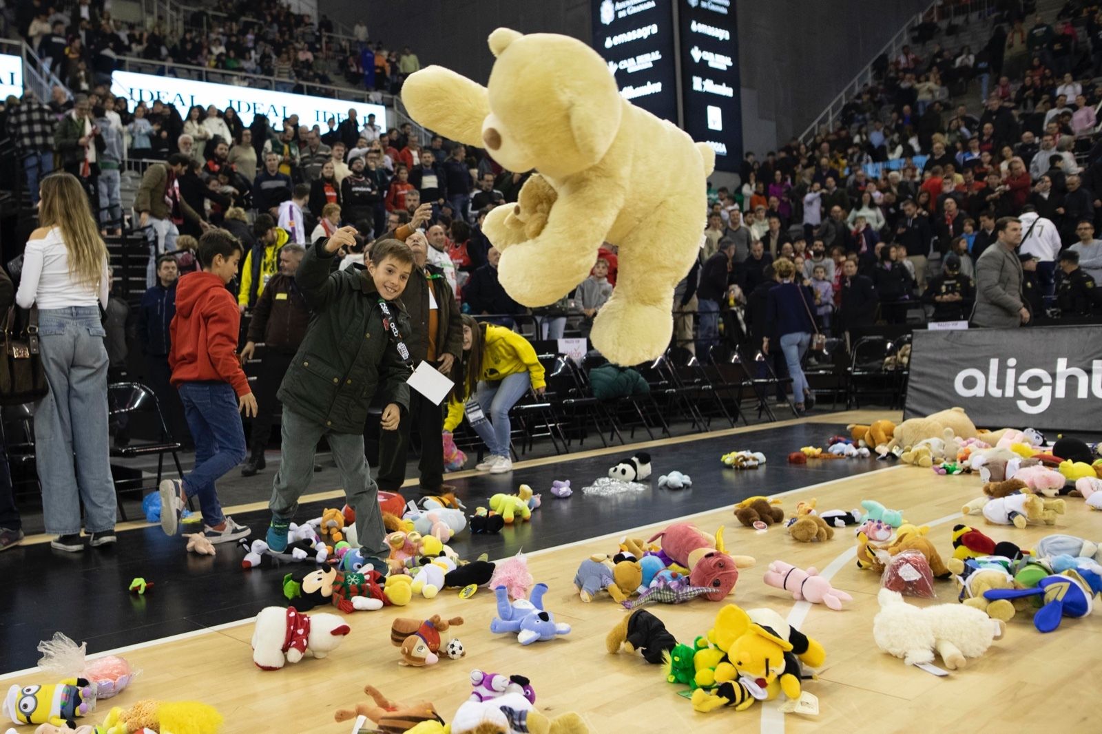 Un momento de la lluvia de peluches en el Palacio