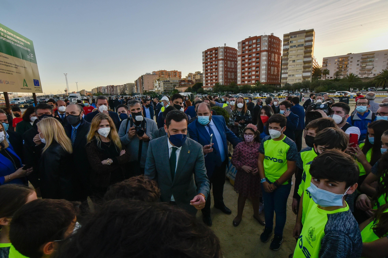 Las fotos del la visita de Juanma Moreno a las obras del Lago maritimo