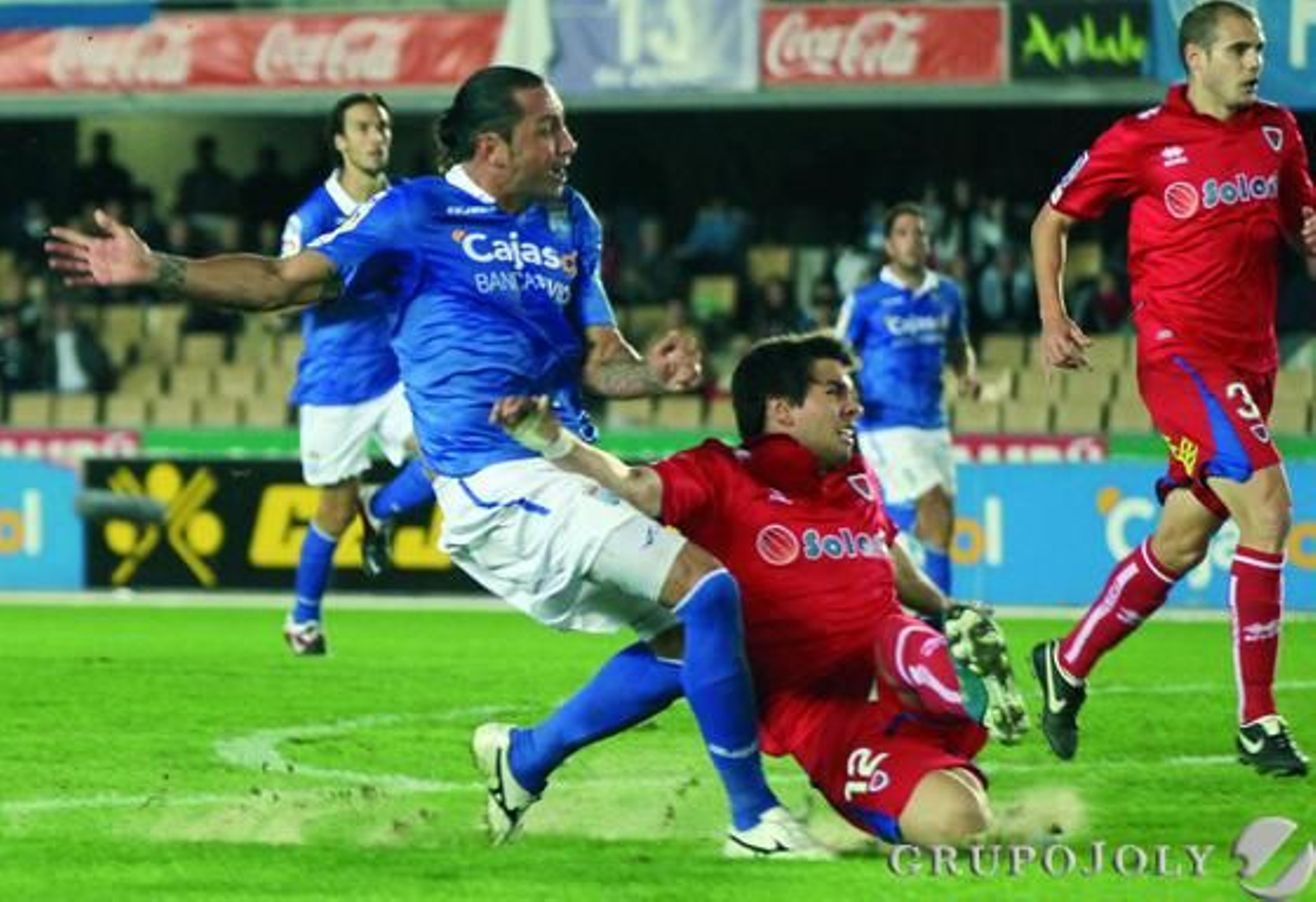 El césped no ayudó a la práctica del fútbol. 

Foto: Miguel Angel Gonzalez